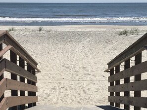 Una playa cerca, sillas reclinables de playa