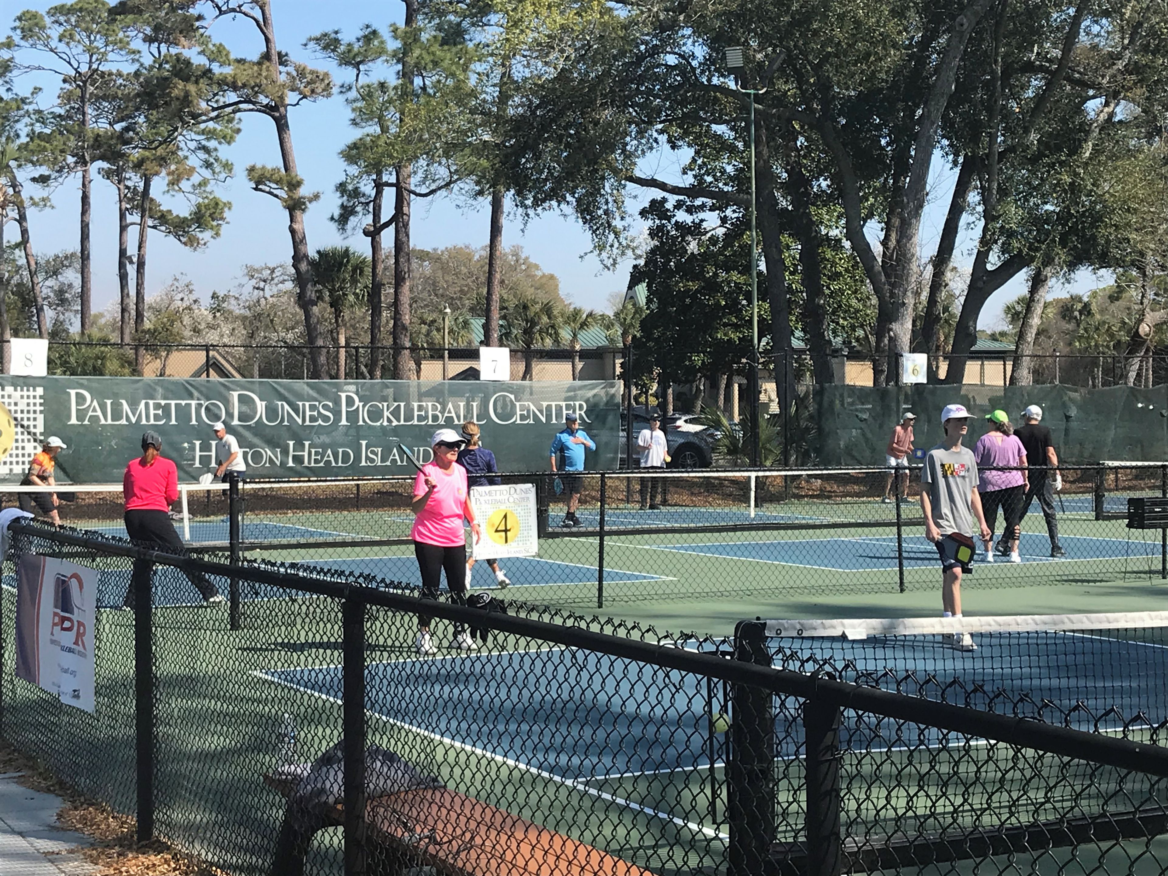 En tennisbane med et skilt for Palmetto Dunes Pickleball Center.