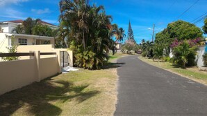 A residential street with houses, palm trees, and a clear sky. - Rodney Bay Beach Home near EVERYTHING (Rodney Bay)