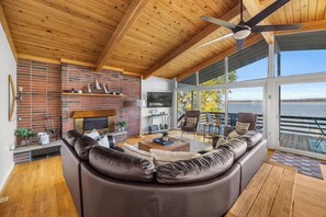 Smart TV, fireplace