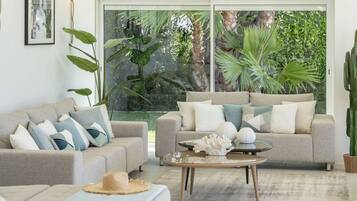 Fernseher, Kamin, Tischtennisplatte, Stereoanlage