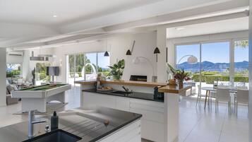 KĂŒhlschrank, Mikrowelle, Ofen, Herdplatte