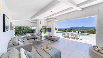 Een televisie, een open haard, een tafeltennistafel en een stereo