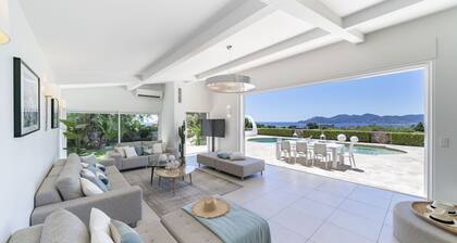 Beautiful contemporary villa, with splendid panoramic sea view