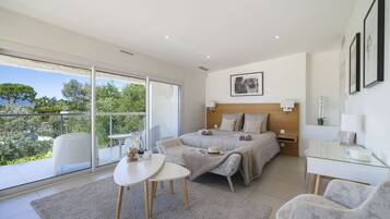 6 chambres, coffres-forts dans les chambres, bureau