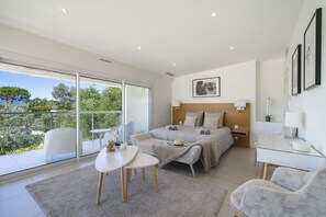 6 Schlafzimmer, Zimmersafe, Schreibtisch, Bügeleisen/Bügelbrett