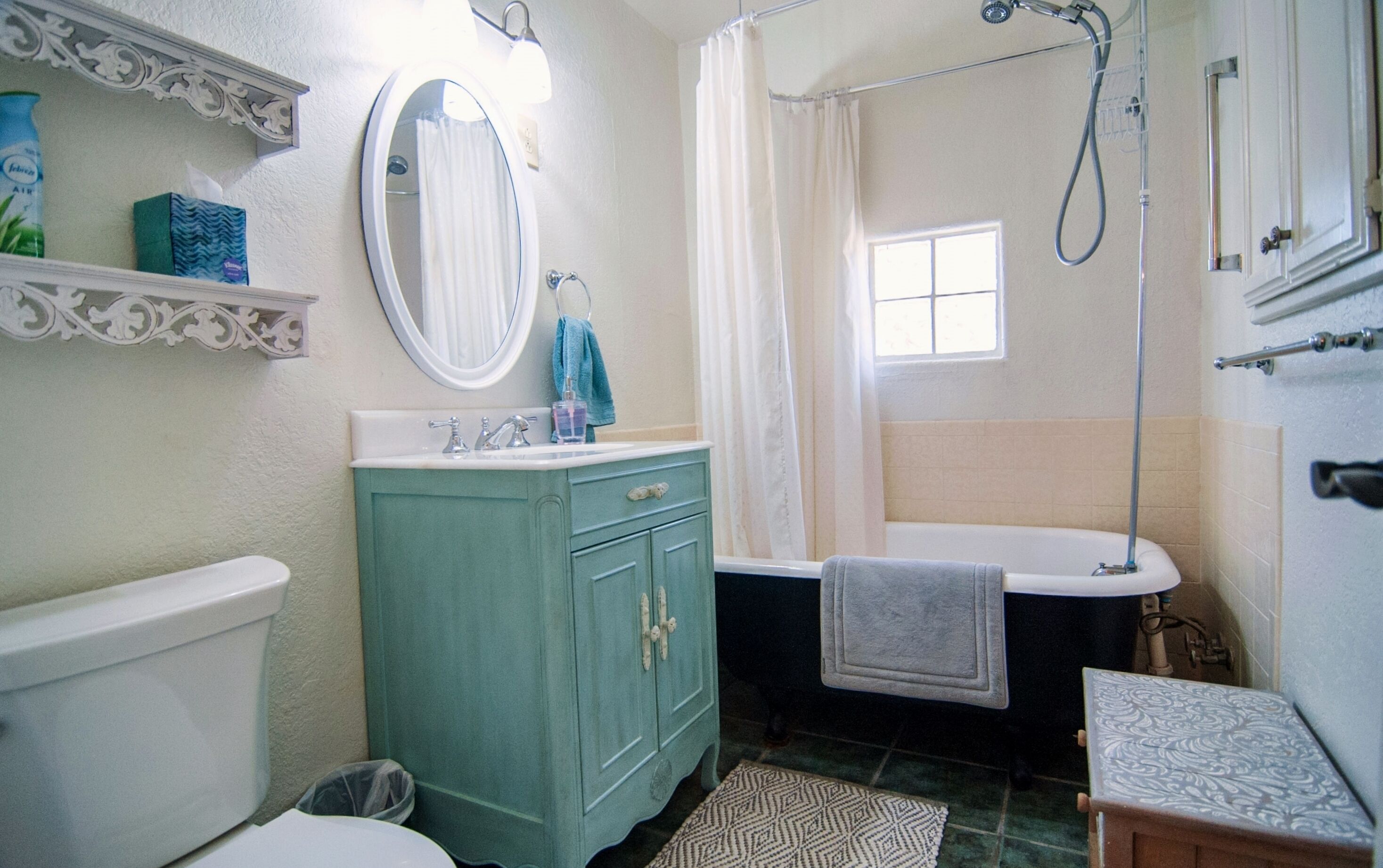 Combined shower/bathtub, hair dryer, towels, soap