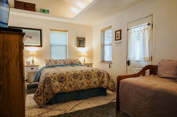 Tabla de planchar con plancha, wifi gratis y ropa de cama 