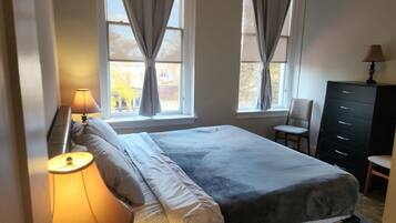 1 makuuhuone, työpöytä, silitysrauta/-lauta, vauvan matkasänky