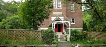LARGE BRICK SCHOOL HOUSE WITH MUSIC STUDIO CLOSE TO DELAWARE RIVER