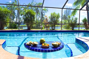 Een buitenzwembad, een verwarmd zwembad