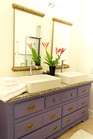 Chuveiro/banheira combinados, secador de cabelo, toalhas de banho 