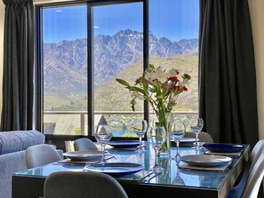 Dining - Panoramic lake & mountain views | Ski/Bike storage | Parking | Queenstown 3BR (Queenstown)