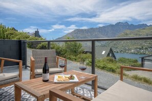 Outdoor dining - Panoramic lake & mountain views | Ski/Bike storage | Parking | Queenstown 3BR (Queenstown)