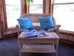 テレビ、DVD プレーヤー、おもちゃ、書庫