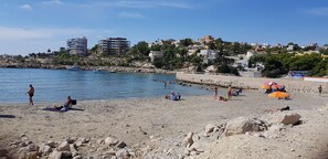 بالقرب من الشاطئ