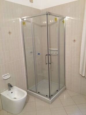 Shower, hair dryer, bidet, towels - Holiday home - Casa Ruà (Zoagli)