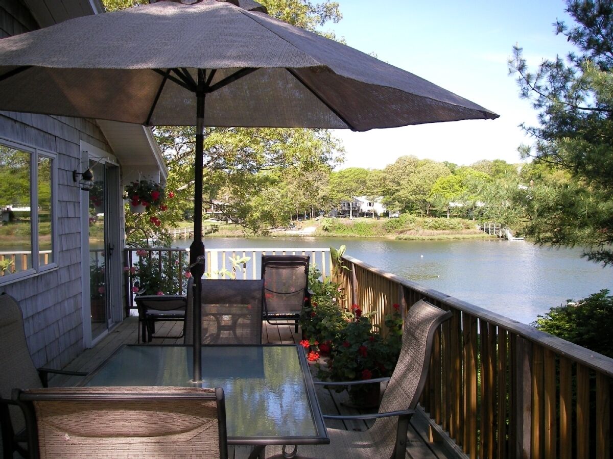  Water Front DREAM vacation, AC, skylight, Free wi-fi,free linen,with fire pit