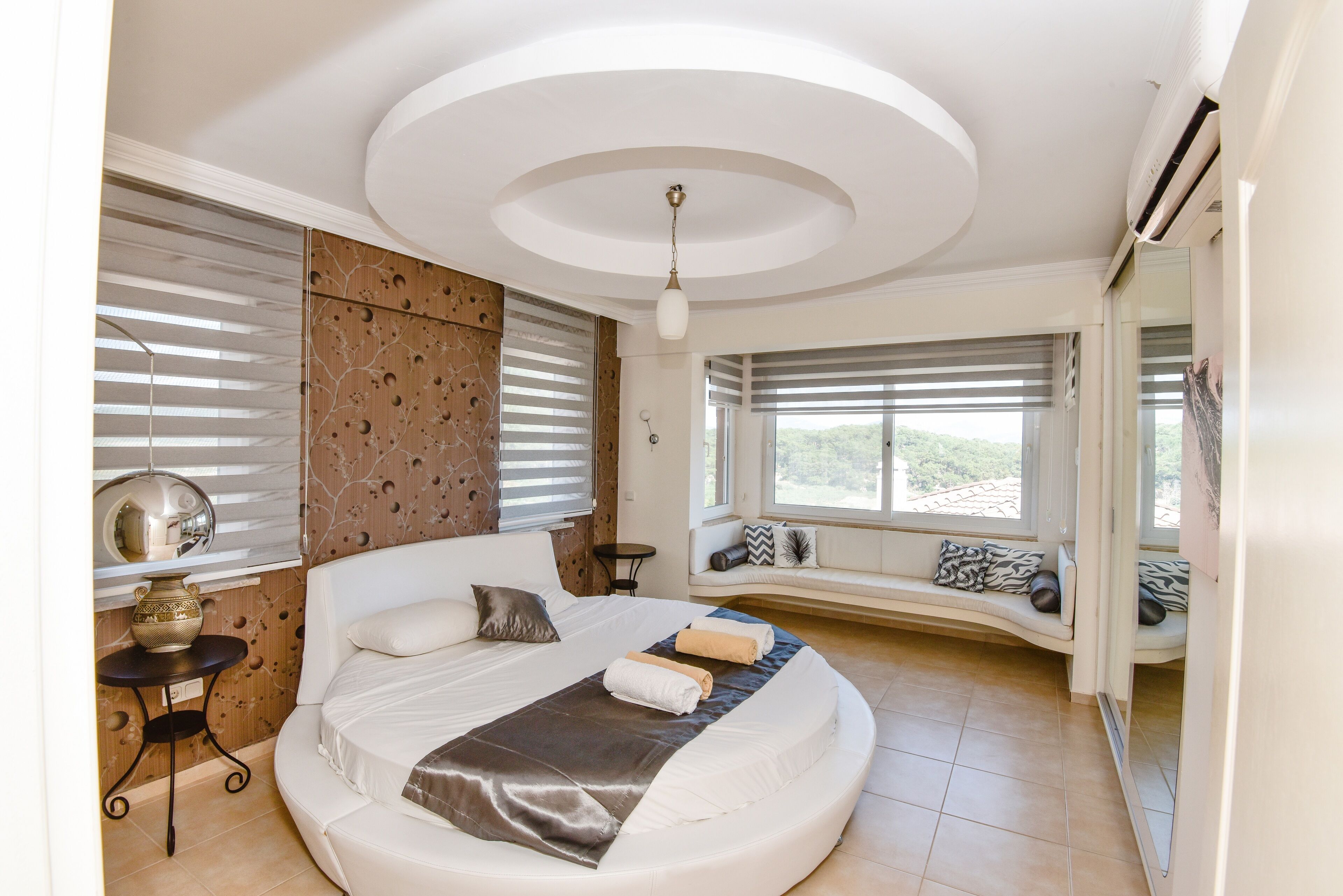 3 habitaciones, tabla de planchar con plancha y cuna de viaje 