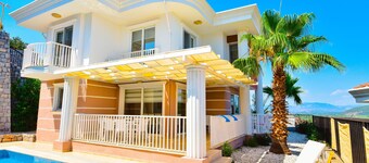 Beautiful villa with private pool and stunning views, walkable to Sarigerme