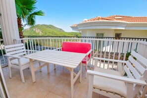 Outdoor dining - Beautiful villa with private pool and stunning views, walkable to Sarigerme (Sarigerme)