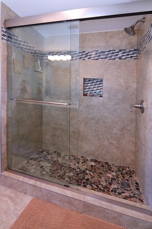 Bathtub, hair dryer, towels, soap - Amazing Views in this 2 Bedrooms/2.5 Baths Condo (Koloa)