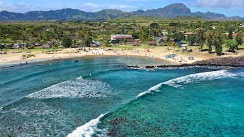 Beach nearby, sun loungers, beach towels