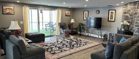 Una Smart TV, una chimenea