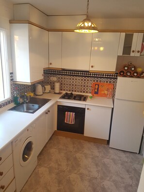 Kjøleskap, ovn, kokeplater og brødrister