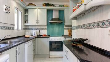 Een koelkast, een magnetron, een oven, een kookplaat