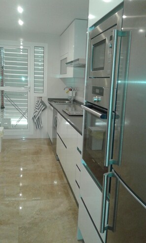 Refrigerador con congelador, microondas, horno y parrilla de estufa 