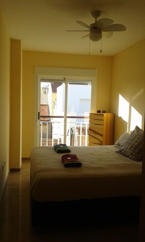 1 habitación, tabla de planchar con plancha, wifi gratis y ropa de cama 