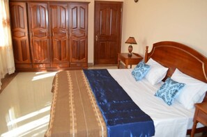 6 bedrooms, in-room safe, iron/ironing board, travel cot