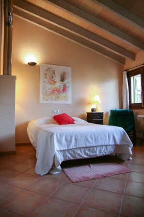 3 bedrooms, desk, free WiFi, bed sheets - Special offer in May. Family house with free wifi, with interior patio (Sa Pobla)