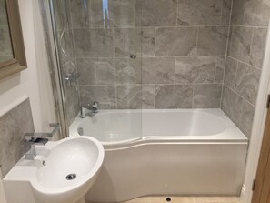 Bathroom - Stunning and Comfortable Apartment in Winchester (Winchester)