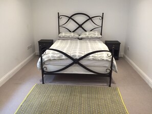 Room - Stunning and Comfortable Apartment in Winchester (Winchester)