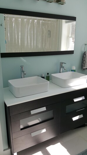 Duschwanne, Haartrockner, Handtücher, Toilettenpapier