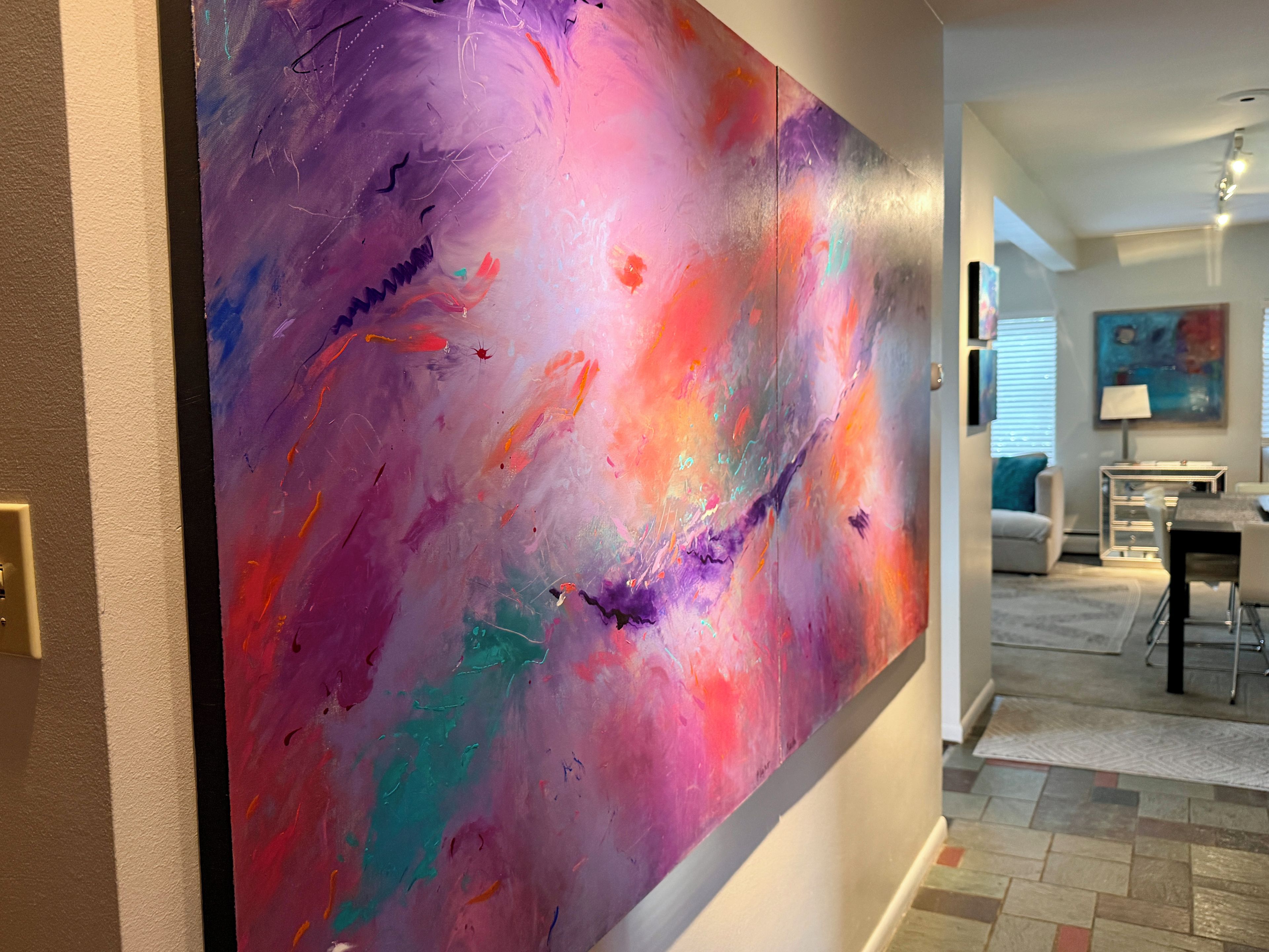 Un pasillo con un cuadro abstracto grande en la pared, un comedor con mesa y sillas, y una sala de estar con sofá y una lámpara.
