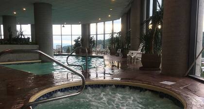 YLINJOHTAINEN SugarTop Condo! Isoisä Mtn auringonlaskua! Sisäuima-allas ja 2 kylpytynnyriä