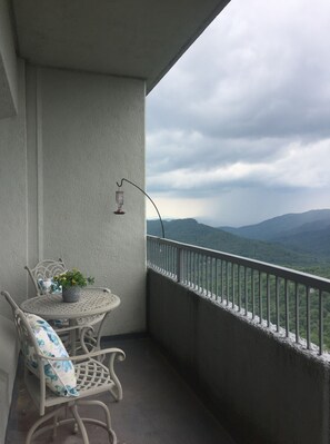 Outdoor dining - TOP FLOOR SugarTop Condo! Grandfather Mtn Sunrises! Indoor Pool & 2 Hot Tubs (Sugar Mountain)