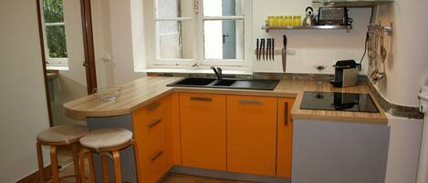 Réfrigérateur, four à micro-ondes, surface de cuisson, lave-vaisselle