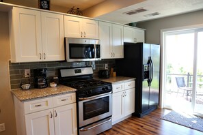 Fridge, microwave, oven, stovetop - Luxury suite with kitchen, trails and lovely view (Colorado Springs)