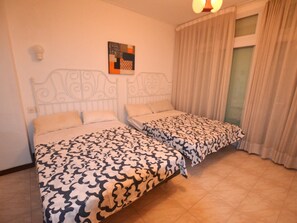 3 chambres, fer et planche à repasser, accès à Internet