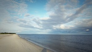Beach nearby, sun-loungers, waterskiing, sailing
