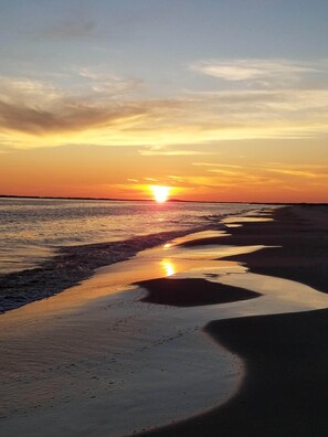 Beach nearby, sun loungers, water skiing, sailing