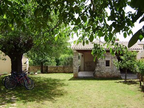 Property grounds - Villa Fuma is located in the village Stranici kod Lovreca, Vrsar area. (Stranici kod Lovreca)