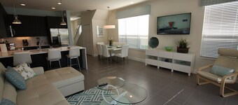 Deluxe Townhome, sisältää uima-altaan alueen TV: n!