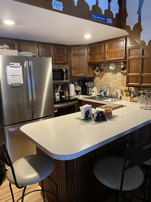 Een koelkast, een magnetron, een oven, een kookplaat