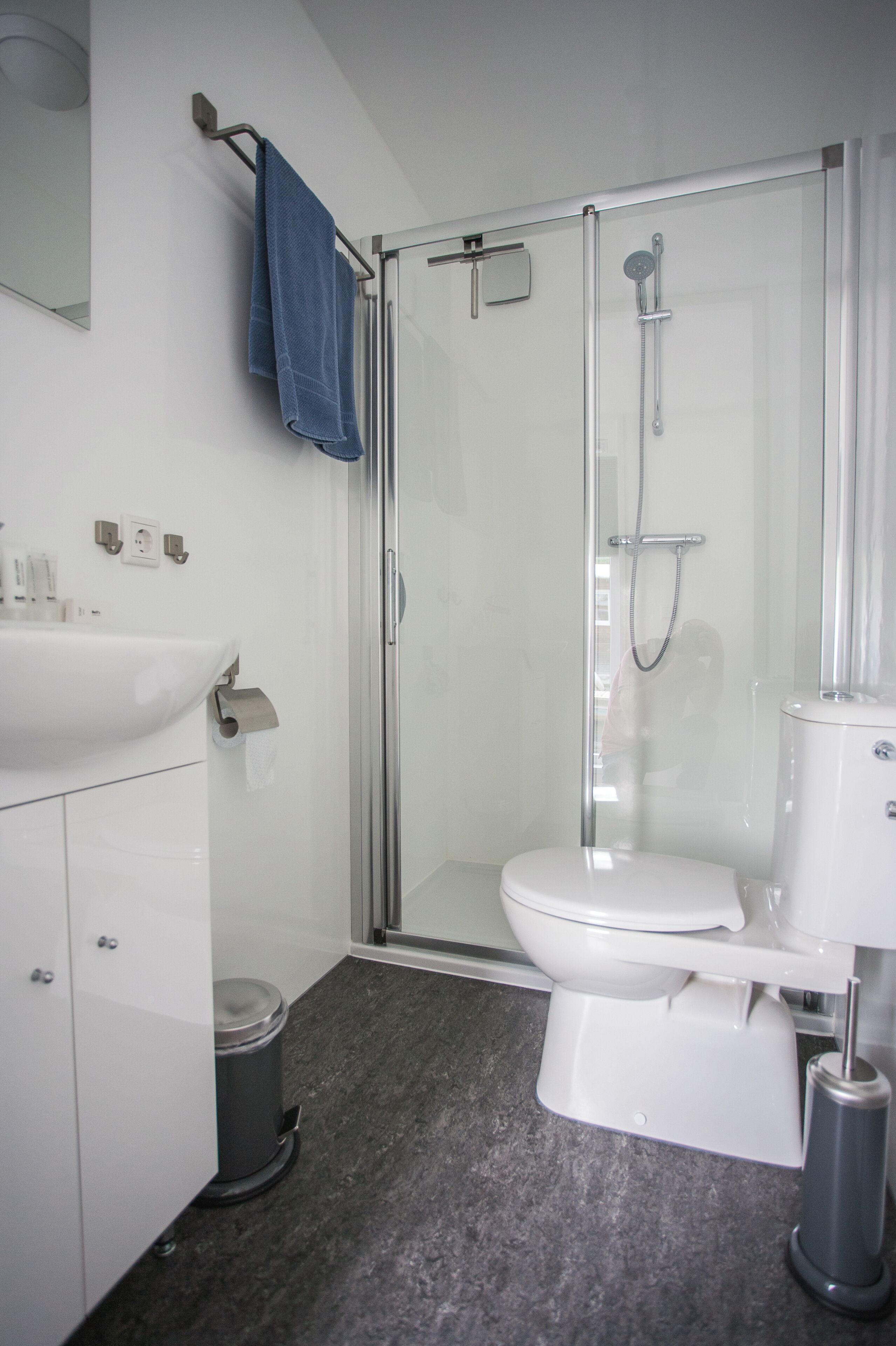 Dusche, Haartrockner, Handtücher, Seife