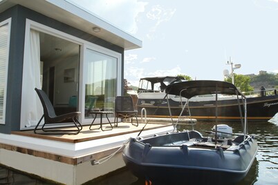 Private island: enjoy the atmosphere on the water and historic Maastricht